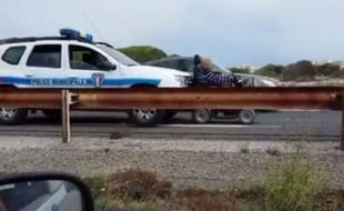 Une vidéo circulant sur internet montre une voiture de police poussant un fauteuil roulant sur le bord de la route.