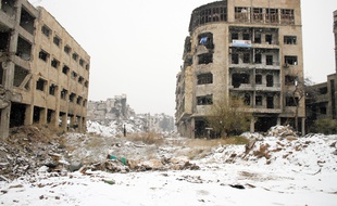 Entrée dans la vieille ville d'Alep, en Syrie, les ruines se couvrent de neige, le 21 décembre 2016.