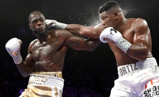 Deontay WIlder (à g.) a souffert pendant la première moitié du combat avant de mettre Luis Ortiz K.O.