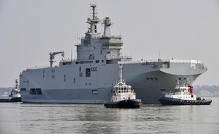 Le "Sébastopol", second navire de projection et de commandement (BPC) Mistral quitte son quai du port de Saint-Nazaire (ouest de la France), le 16 mars 2015