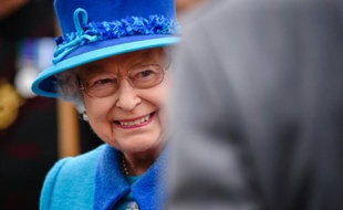 La reine Elizabeth II sourit lors d'une cérémonie à la gare de Tweedbank, à la frontière anglo-ecossaise, le 9 septembre 2015