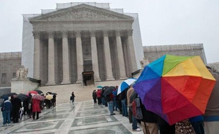 La Cour suprême des Etats-Unis ouvre mardi son débat historique sur la question ultra-sensible du mariage homosexuel, dans un pays où les quatre cinquièmes des Etats l'interdisent mais où l'opinion publique lui accorde ses faveurs.