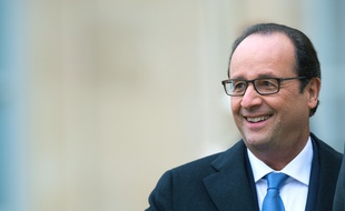 le président François Hollande avec le sourire