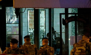 La police scientifique au Belle Equipe cafe, rue de Charonne, où a eu lieu un des attentats le 14 novembre 2015