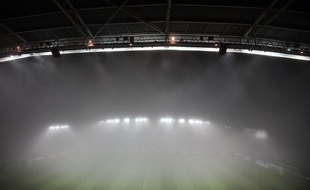 Le stade de la Beaujoire sous une épaisse nappe de brouillard.