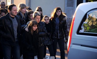 La gendarmerie a lancé lundi un appel à témoins dans le cadre du meurtre du jeune Maxime, après les obsèques du collégien de 14 ans retrouvé mort la semaine dernière à Etouvans (Doubs), le corps partiellement carbonisé.