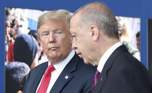Alors que la justice turque a décidé de maintenir l'assignation à résidence du pasteur américain Andrew Brunston, Donald Trump menace Ankara de durcir ses sanctions économiques.