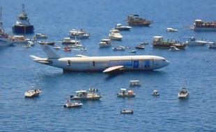 Les autorités turques font couler un Airbus pour encourager le tourisme lié à la plongée sous-marine à Kusadasi, le 4 juin 2016
