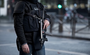Un policier à Paris, le 7 janvier 2015, après l'attaque survenue près d'un commissariat du 18e arrondissement.