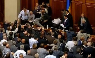 Capture d'écran d'une vidéo Youtube montrant une bagarre au Parlement ukrainien.