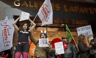 Paris le 23 mai 2013. Rassemblement anti sexiste devant les galeries Lafayette du collectif des Effronte-es et de Osez le feminisme suite a des animations Glam Chic avec des mannequins denudes vivants pour inaugurer le nouveau rayon lingerie.