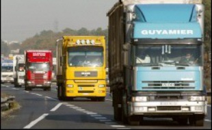 L'autoroute A26 Calais-Reims était coupée lundi matin dans les deux sens à une quinzaine de kilomètres de Cambrai (Nord), après qu'un poids lourd s'est immobilisé sur la bande d'arrêt d'urgence en raison d'une fuite de benzène, a-t-on appris de sources concordantes.