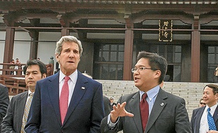John Kerry a terminé sa tournée asiatique par le Japon, dimanche.