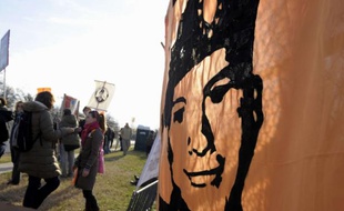Des supporters du soldat Bradley Manning, accusé d'être la taupe qui a fourni à WikiLeaks des documents secrets, lors d'une audience devant un tribunal militaire, le 16 décembre 2011.