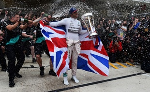 Lewis Hamilton fête son 3e titre de champion du monde à Austin, le 26 octobre 2015.