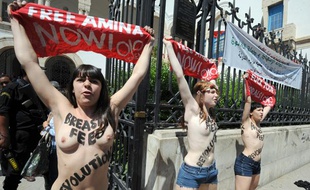 Trois militantes des Femen protestent devant le Palais de justice de Tunis, le 29 mai 2013.
