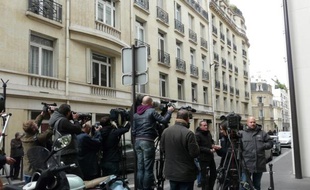Des journalistes attendent rue Nicolo, aux abords de la clinique de la Muette, où Carla Bruni-Sarkozy doit accoucher, le 19 octobre 2011.