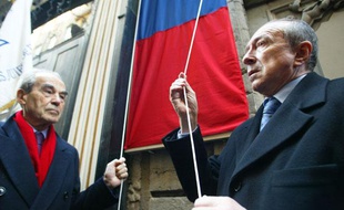 Hommage aux victimes de la rafle du 9 février, rue Sainte-Catherine, à Lyon, en présence de Robert Badinter et de Gérard Collomb, maire PS de Lyon.