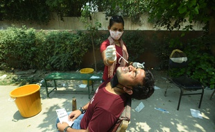 Un homme fait un test pour détecter le Covid-19, à Noida en Inde le 9 mai 2021.