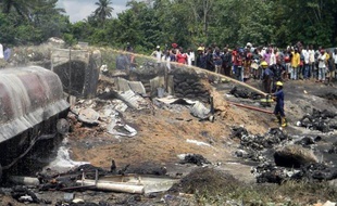 Au moins 100 personnes sont mortes et une cinquantaine ont été blessées jeudi dans l'incendie qui a suivi l'accident d'un camion-citerne dans le sud du Nigeria et plus de 85 corps n'ayant pu être identifiés ont été aussitôt enterrés sur place.