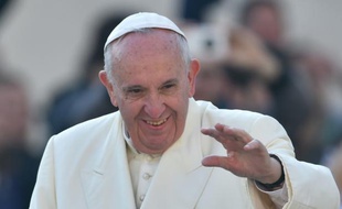 Le pape François arrive à l'audience générale hebdomadaire sur la place Saint-Pierre du Vatican le 11 novembre 2015