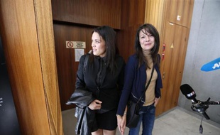 Manon Serrano et sa mère Sophie Serrano à la sortie du tribunal de Grasse, le 2 décembre 2014