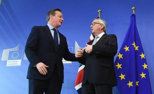 Le Premier ministre britannique David Cameron (G) et le président de la Commission européenne Jean-Claude Junker, à Bruxelles le 16 février 2016