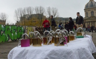 Les vendeurs à la sauvette du pont des Arts ont vu leurs ventes dégringoler au rythme de l'installation des vitres et des planches en bois le long du pont empêchant la pose de nouveaux cadenas.