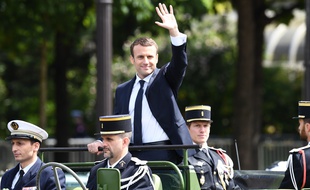 Emmanuel Macron descendant les Champs-Elysées après son investiture. / AFP PHOTO / CHRISTOPHE ARCHAMBAULT