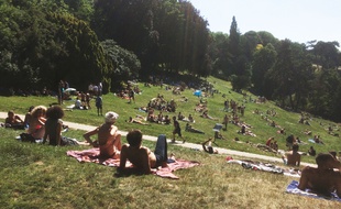 Parc des Buttes Chaumont, Paris, le 18 juin 2017 - Pour permettre aux Parisiens et aux touristes de trouver un peu de fraîcheur, la ville de Paris ouvre 16 parcs 24/24h durant l'été, du 1er juillet au 3 septembre 2017.