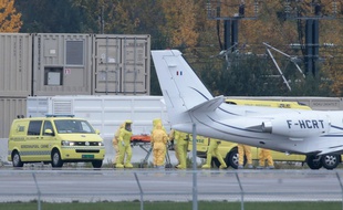 Une équipe de secours norvégienne à proximité de l'avion qui avait rapatrié de Sierra-Léone une médecin norvégienne, atteinte du virus Ebola en mission humanitaire le 7 octobre dernier. La patiente est désormais guérie.
AFP PHOTO / STIAN LYSBERG SOLUM / NTB scanpix / NORWAY OUT