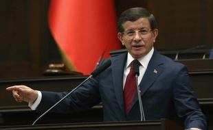 Le Premier Ministre turc Ahmet Davutoglu delivers le 29 juillet 2015 à Ankara.