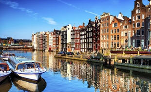 Pubs, bars, restaurants et discothèques : Amsterdam a tout ce dont les jeunes gens peuvent rêver.