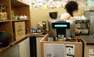 Marseille 23 SEPTEMBRE 2014 Le Café Debout pratique le café suspendu depuis des mois.