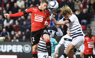 Le Rennais Sylvain Armand (à g.) à la lutte avec le Girondin Clément Chantôme (à d.)lors du match Rennes-Bordeaux joué le 22 novembre 2015. AFP PHOTO / DAMIEN MEYER
