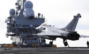 Un Rafale sur le porte-avion Charles-de-Gaulle au large de Toulon, le 13 janvier 2015