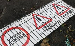 Vandalisée, une partie de la grille de protection est à terre.