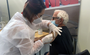 Henri Leibovici, 76 ans, a reçu sa deuxième dose le vendredi 2 avril 2021, c'était la 100.000e distribuée dans la métropole niçoise