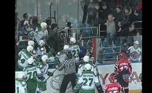 Capture d'écran d'un match de hockeur en Russie où le gardien Vitaly Kolesnik se fait afgresser par un supporter.