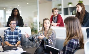 64% des moins de 35 ans considèrent le lieu de travail comme un lieu où ils aiment passer du temps. (Illustration)