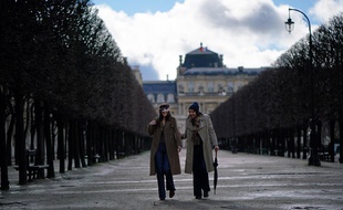 Doria Tillier et Nicolas Bedos dans Monsieur et Madame Adelman de Nicolas Bedos