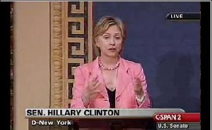 Le décolleté porté par Hillary Clinton au Sénat fait scandale aux Etats-Unis.