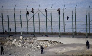 Des migrants tentent de grimper aux grillages qui entourent la ville espagnole de Ceuta, sur le continent africain. (illustration)