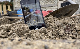 Le CAT 52 est un smartphone étanche et résistant aux chocs, même sur le béton.