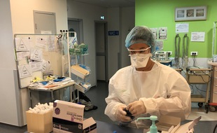 Margaux Bazin, infirmière aux urgences, fait une démonstration du test Trod expérimenté dans son service.