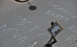 La police a dispersé mardi après-midi avec des gaz lacrymogènes des opposants qui voulaient se rendre Place de l'Indépendance, en plein centre-ville de Dakar, où devait se tenir une manifestation, interdite par les autorités, contre le président Abdoulaye Wade, a constaté l'AFP.