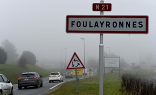 Un panneau signalétique à l'entrée de Foulayronnes, près d'Agen, le 2 décembre 2015