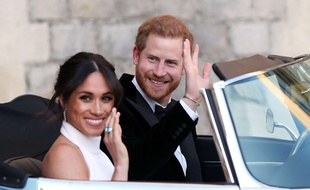 Le Prince Harry et Meghan Markle a bord d'une voiture décapotable le jour de leur mariage.
