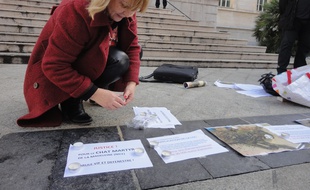 Les militants se mobilisent sur le parvis du Palais de justice de Nice.
