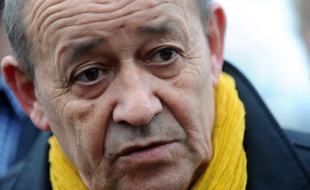 Le ministre de la Défense français Jean-Yves Le Drian (PS) en campagne pour les régionales à Concarneau, dans le Finistère, le 7 décembre 2015
